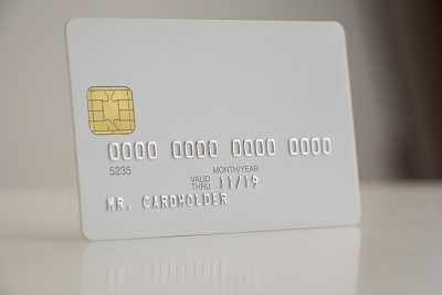 白色空白银行卡上模糊的背景图片下载