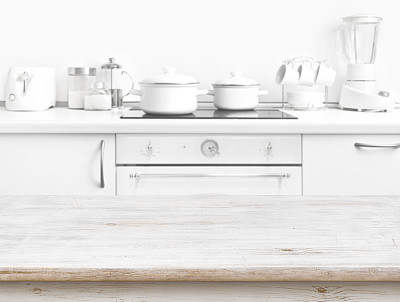 木质桌子前面模糊的白色厨房长凳内部图片下载