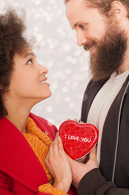 一对漂亮的年轻夫妇拿着她的礼盒图片下载