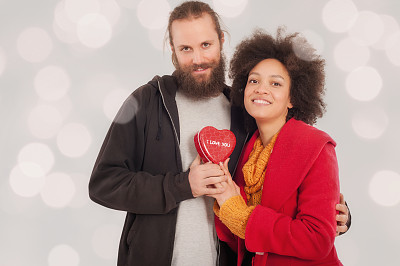 一对漂亮的年轻夫妇拿着她的礼盒图片下载