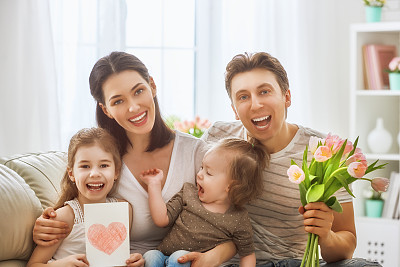 女儿带着爸爸祝贺妈妈图片下载