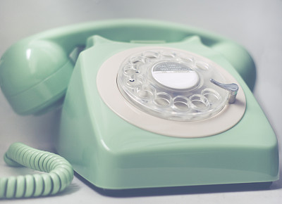 带有紧急服务号码的复古手机素材图片