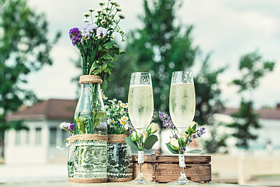 美丽的复古婚礼户外。夏季。图片下载