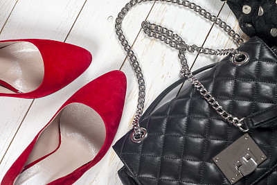 女性服装设置和配件在白色木制背景。图片下载