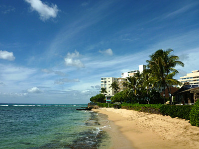 马卡雷海滩，海浪拍打，纳帕卡，熔岩岩壁和岸边的小旅馆图片下载