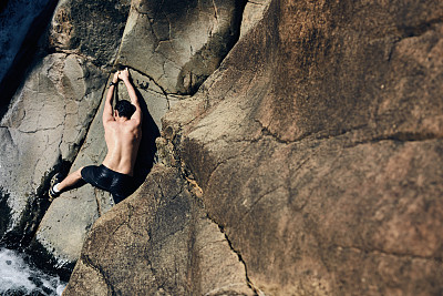 悬崖上的攀岩者，在深水中独自前行图片下载