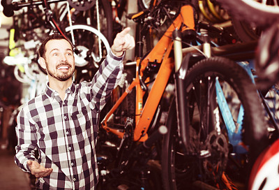 自行车店男顾客图片下载