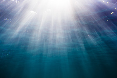 阳光在水下照射。水中海洋格局图片下载
