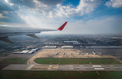 透过飞机窗户看到的云朵和天空。透过窗户看飞机在一个漂亮的蓝色/紫色/蓝色的天空飞行。图片下载