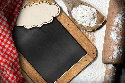 用面粉和擀面杖清空黑板图片下载