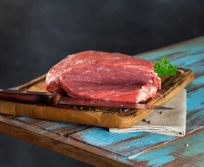 用刀切木板上的生肉图片下载