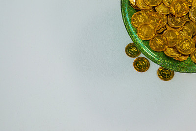 装满巧克力金币的圣帕特里克节妖精帽子图片下载