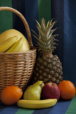 篮子里满是水果的静物图片下载