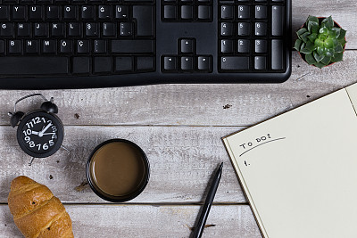 木制工作台损坏，有键盘和仙人掌图片下载