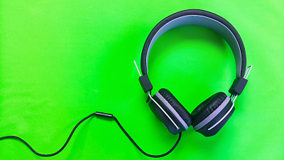 耳机在绿色背景素材图片