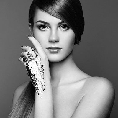 黑白照片的女人与银色的手图片下载