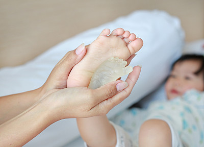 新生儿足与树脂足形成的比较。图片下载