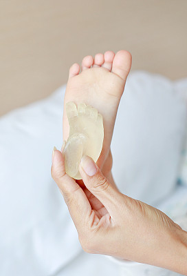 婴儿足与新生树脂形成的足比较。图片下载