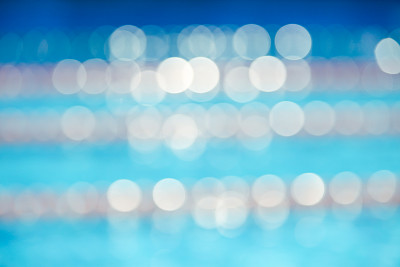 游泳池的抽象模糊背景。图片下载