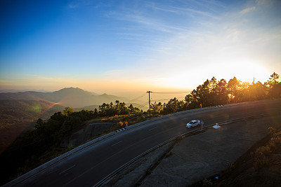 汽车在因萨农国家公园的乡村道路上行驶。图片下载