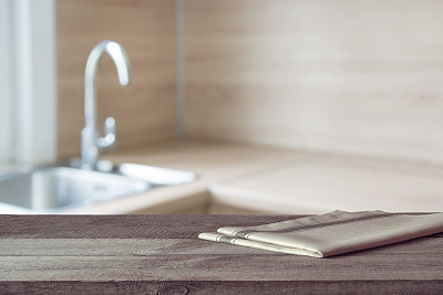 模糊和抽象的背景。空木制桌面和散焦现代厨房背景展示或蒙太奇您的产品。图片下载