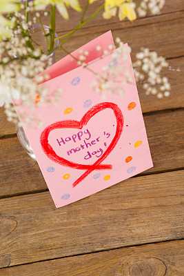 桌上放着鲜花花瓶的母亲节贺卡图片下载