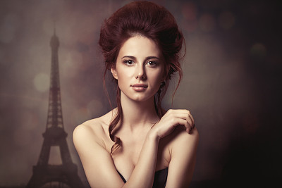 美丽的年轻女子站在美丽的埃菲尔铁塔背景前图片下载