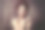 美丽的年轻女子站在美丽的埃菲尔铁塔背景前图片下载