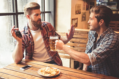 酒吧里的朋友图片下载