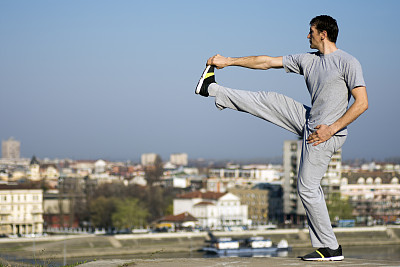 伸展的人在户外图片下载