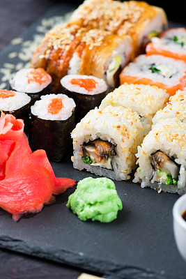 寿司套装生鱼片和寿司卷图片下载