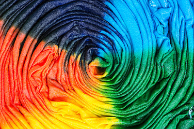 麻花织物浸染染料后，如何制作扎染。图片下载