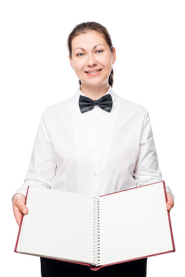 拿着菜单的女人在白色背景下穿着制服的服务员摆姿势图片下载