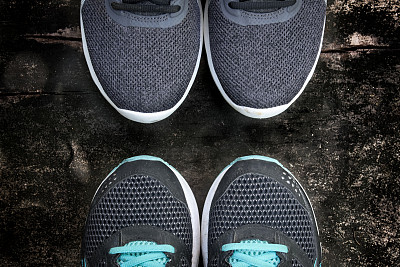 两双跑鞋放在肮脏的木地板上素材图片