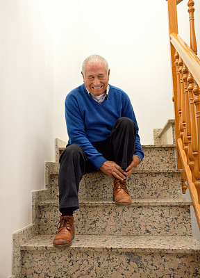 带楼梯的意外之家图片下载