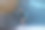 一位健康的年轻人晚上在城里慢跑素材图片