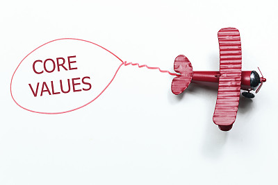 写核心价值观红色玩具飞机与谈话泡沫在白色的背景图片下载