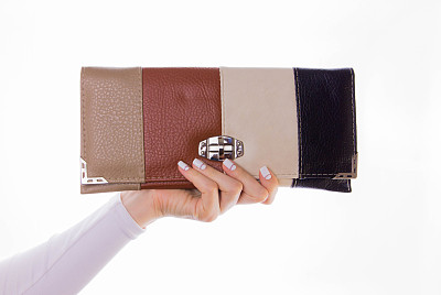 女人拿着手包图片下载