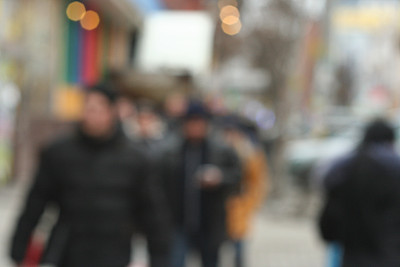 模糊的背景。模糊的人们穿过城市的街道。图片下载