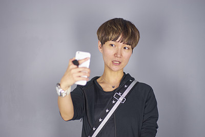 一个穿着休闲装的亚洲女人的画室肖像图片下载