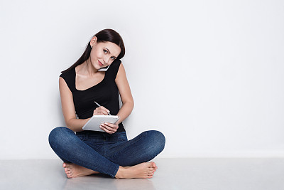 有个女孩叫外卖，坐在家里的地板上图片下载