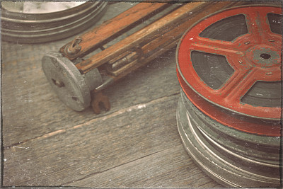 一卷胶卷和一个旧三脚架图片下载