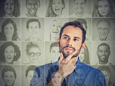 看着一群多元文化的快乐的人们，年轻人在想图片下载