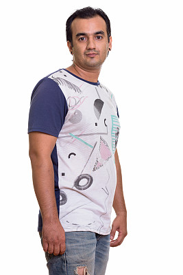 波斯男人站立并看向镜头的影棚照片图片下载