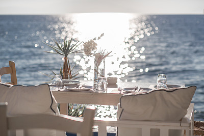 在希腊海滩上的桌子上图片下载