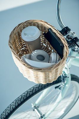 装有咖啡杯和耳机的篮子图片下载