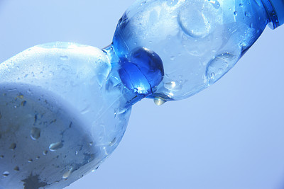 湛蓝天空下的水瓶仰视角度图片下载