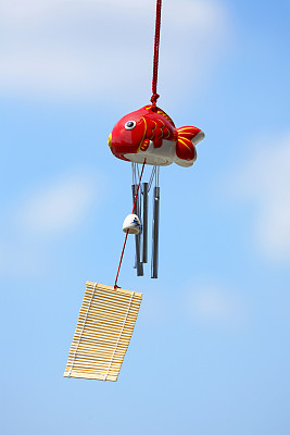 蓝天和风铃图片下载