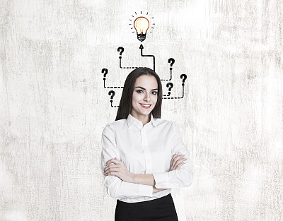 双臂交叉，灯泡和箭的女人图片下载