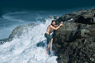 来自海洋的性感男人。有真实的泡沫和水滴&完美的广告图片下载